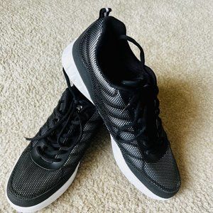 New Black & White XRAY Men's Lightweight Sneakers.